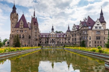 Moszna, Polonya - 16 Temmuz 2019: Güneybatı Polonya'daki Moszna Kalesi, 17..