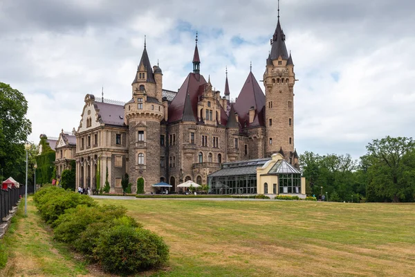 Moszna, polen - 16. Juli 2019: die Burg moszna im südwestlichen Polen, eine der prachtvollsten Burgen der Welt aus dem 17. Jahrhundert. — Stockfoto