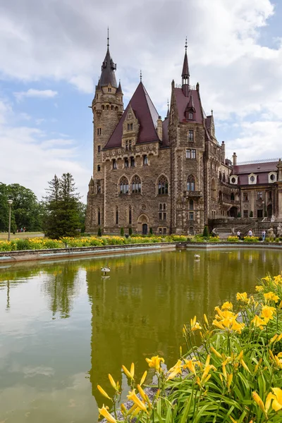 Moszna, polen - 16. Juli 2019: die Burg moszna im südwestlichen Polen, eine der prachtvollsten Burgen der Welt aus dem 17. Jahrhundert. — Stockfoto