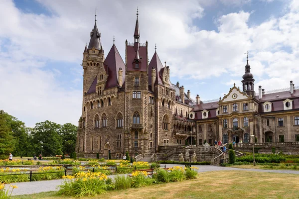 Moszna, polen - 16. Juli 2019: die Burg moszna im südwestlichen Polen, eine der prachtvollsten Burgen der Welt aus dem 17. Jahrhundert. — Stockfoto