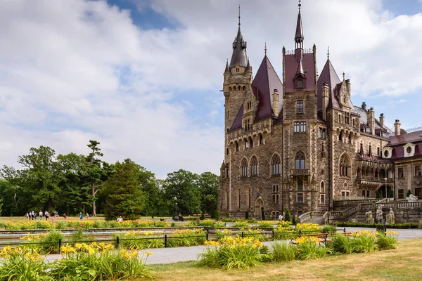 Moszna, polen - 16. Juli 2019: die Burg moszna im südwestlichen Polen, eine der prachtvollsten Burgen der Welt aus dem 17. Jahrhundert. — Stockfoto