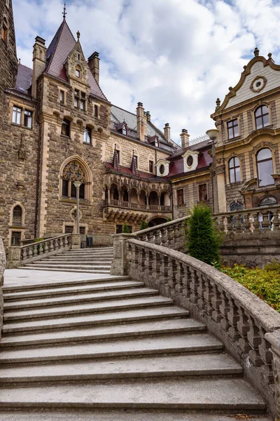 Moszna, polen - 16. Juli 2019: die Burg moszna im südwestlichen Polen, eine der prachtvollsten Burgen der Welt aus dem 17. Jahrhundert. — Stockfoto