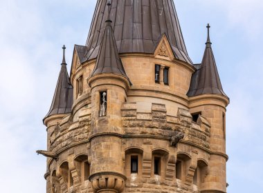 Moszna, Polonya - 16 Temmuz 2019: Güneybatı Polonya'daki Moszna Kalesi'nin detayları, kale 17..