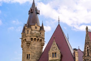 Moszna, Polonya - 16 Temmuz 2019: Güneybatı Polonya'daki Moszna Kalesi'nin detayları, kale 17..