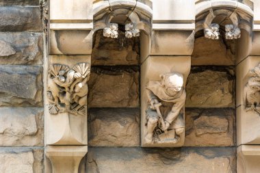 Moszna, Polonya - 16 Temmuz 2019: Güneybatı Polonya'daki Moszna Kalesi'nin detayları, kale 17..