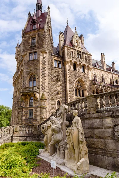 Moszna, polen - 16. Juli 2019: die Burg moszna im südwestlichen Polen, eine der prachtvollsten Burgen der Welt aus dem 17. Jahrhundert. — Stockfoto