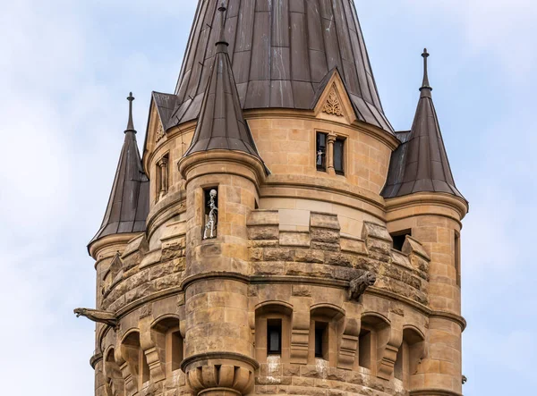 Moszna, Polonya - 16 Temmuz 2019: Güneybatı Polonya'daki Moszna Kalesi'nin detayları, kale 17..