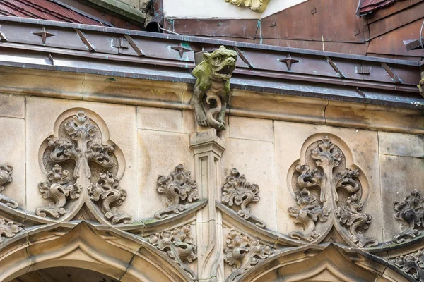 Moszna, Polonya - 16 Temmuz 2019: Güneybatı Polonya'daki Moszna Kalesi'nin detayları, kale 17..