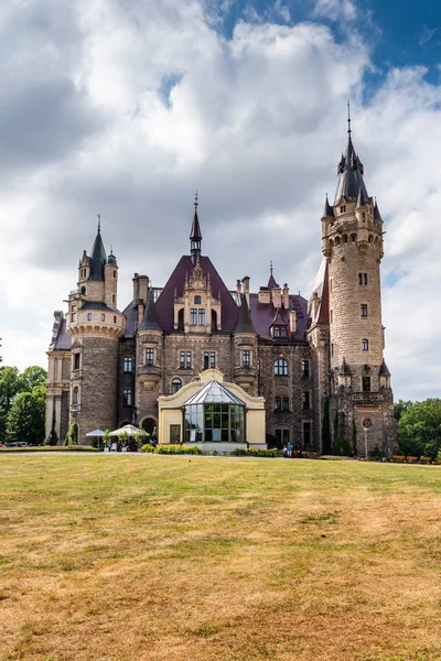 Moszna, polen - 16. Juli 2019: die Burg moszna im südwestlichen Polen, eine der prachtvollsten Burgen der Welt aus dem 17. Jahrhundert. — Stockfoto