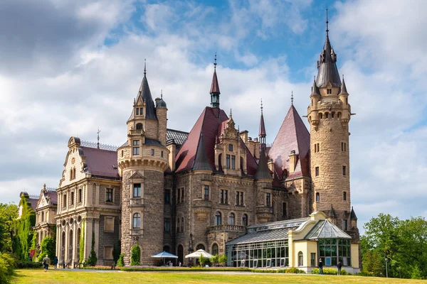 Moszna, polen - 16. Juli 2019: die Burg moszna im südwestlichen Polen, eine der prachtvollsten Burgen der Welt aus dem 17. Jahrhundert. — Stockfoto