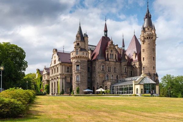 Moszna, polen - 16. Juli 2019: die Burg moszna im südwestlichen Polen, eine der prachtvollsten Burgen der Welt aus dem 17. Jahrhundert. — Stockfoto