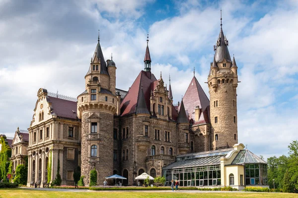 Moszna, polen - 16. Juli 2019: die Burg moszna im südwestlichen Polen, eine der prachtvollsten Burgen der Welt aus dem 17. Jahrhundert. — Stockfoto