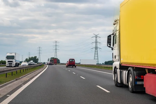 Verkeer, vervoer, vrachtwagen op de snelweg op een bewolkte dag — Stockfoto