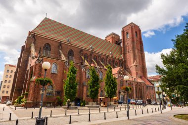 Wroclaw, Polonya - 16 Temmuz 2019: St Mary Magdalene Gotik kilisesi, Wroclaw'daki Polonya ulusal katolik katedrali merkez pazar meydanıyakınında