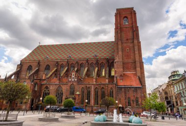 Wroclaw, Polonya - 16 Temmuz 2019: St Mary Magdalene Gotik kilisesi, Wroclaw'daki Polonya ulusal katolik katedrali merkez pazar meydanıyakınında