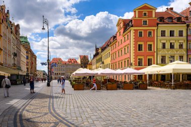 Wroclaw, Polonya-17 Temmuz 2019: Wroclaw eski kenti 'nde Pazar Meydanı. Wroclaw, Avrupa 'nın en büyük pazar meydanlarından biri olan Lower Silesia 'nın tarihi bir başkenti..