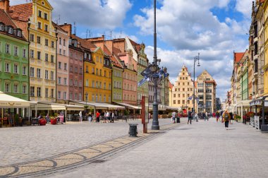 Wroclaw, Polonya-17 Temmuz 2019: Wroclaw eski kenti 'nde Pazar Meydanı. Wroclaw, Avrupa 'nın en büyük pazar meydanlarından biri olan Lower Silesia 'nın tarihi bir başkenti..