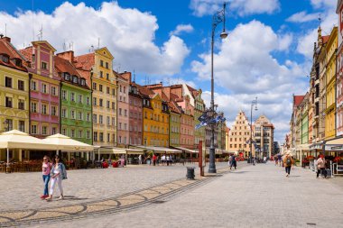 Wroclaw, Polonya-17 Temmuz 2019: Wroclaw eski kenti 'nde Pazar Meydanı. Wroclaw, Avrupa 'nın en büyük pazar meydanlarından biri olan Lower Silesia 'nın tarihi bir başkenti..