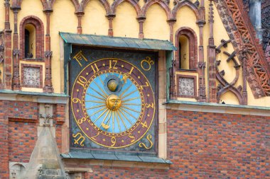 Wroclaw Pazar Meydanı 'nda Gothic Old Town Hall mimari detayları. Polonya