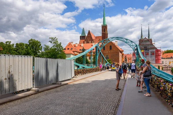 Wroclaw, Polen-17 juli 2019: toeristen op de Tumski-brug in Wroclaw op een zomerdag. — Stockfoto