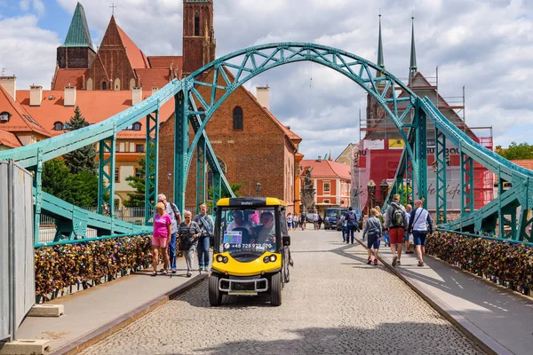 Wroclaw, Polen-17 juli 2019: mini bus en toeristen op de Tumski-brug in Wroclaw op een zomerdag. — Stockfoto