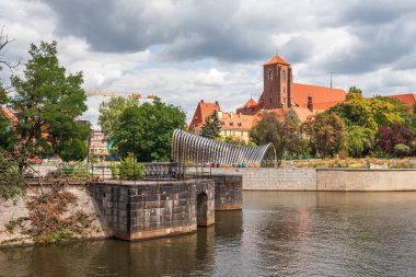 Wroclaw, Polonya-17 Temmuz 2019: Dalowa Adası ve Wroclaw Piasek Adası manzaralı Odra adasında Sluıce kapısı