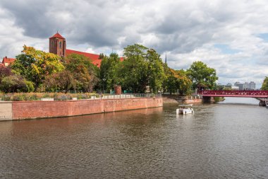 Kutsal Meryem Ana Kilisesi ile Odra nehri üzerinde Sand Island (Wyspa Piasek) üzerinde görüntüleyin. Wroclaw, Polonya