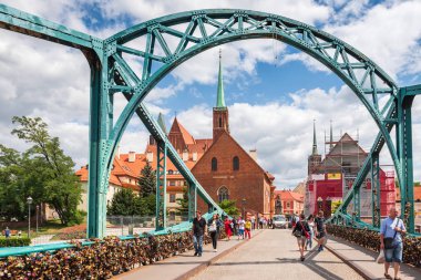 Wroclaw, Polonya-17 Temmuz 2019: bir yaz gününde Wroclaw Tumski Köprüsü üzerinde turistler.