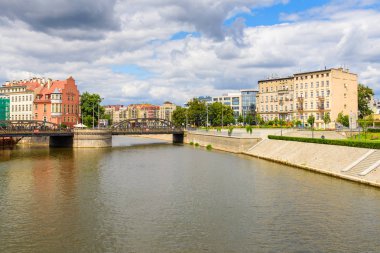 Wroclaw, Polonya-Temmuz 17, 2019: Odra nehri Embankment ve Mlynsky veya Mill Köprüsü görünümü