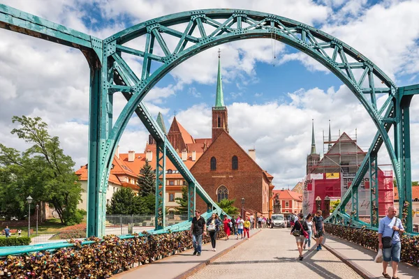Wroclaw, Polen-17 juli 2019: toeristen op de Tumski-brug in Wroclaw op een zomerdag. — Stockfoto