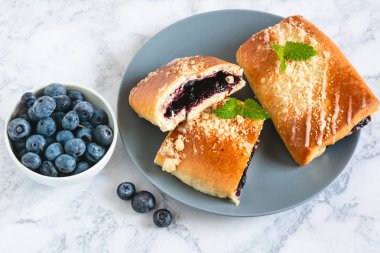 Yaban mersini ile geleneksel Lehçe Maya kek (jagodzianka).