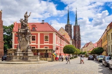 Wroclaw, Polonya-Temmuz 17, 2019: Katedralna Street, Ostrow Tumski, en güzel Wroclaw caddelerinden biri ana sokak