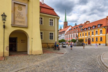 Wroclaw, Polonya-Temmuz 17, 2019: Katedralna Street, Ostrow Tumski, en güzel Wroclaw caddelerinden biri ana sokak
