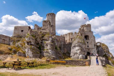 PODZAMCZE, POLAND - 15 Temmuz 2019: Polonya Jurassic Highland, Silezya Bölgesi 'ndeki Ogrodzieniec Kalesi