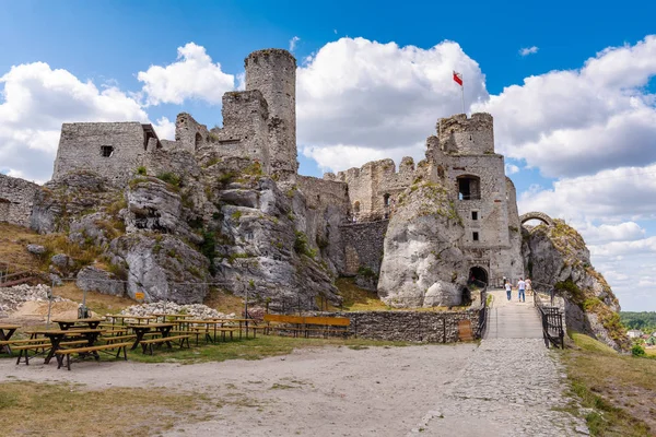 PODZAMCZE, POLAND - 15 Temmuz 2019: Polonya Jurassic Highland, Silezya Bölgesi 'ndeki Ogrodzieniec Kalesi