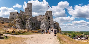 PODZAMCZE, POLAND - 15 Temmuz 2019: Polonya Jurassic Highland, Silezya Bölgesi 'ndeki Ogrodzieniec Kalesi