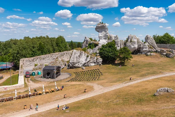 Podzamcze, Polsko-15. července 2019: oblast kolem hradu Ogrodzieniec — Stock fotografie