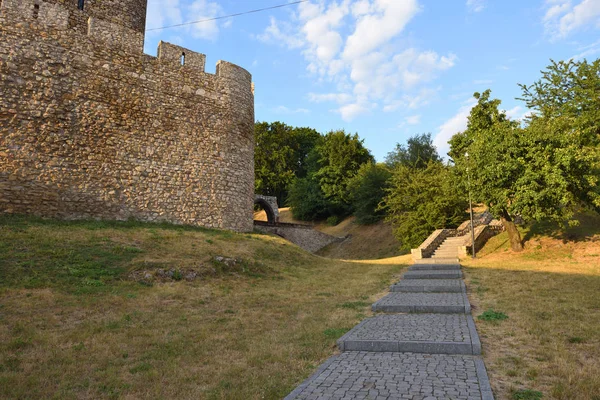 Bedzin, Polen-15 juli 2019: medeltida Bedzin slott i södra Polen. Stenen befästnings datum till den 14: e århundradet. Europa — Stockfoto