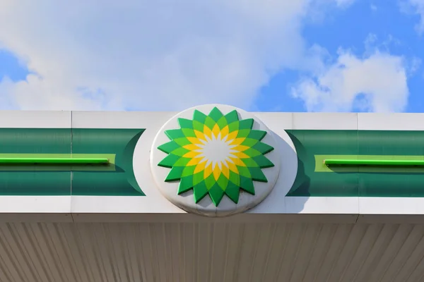 Bedzin, Polen-15 juli 2019: BP gas station teken onder blauwe hemel — Stockfoto