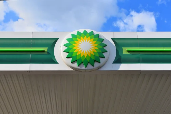 Bedzin, Polen-15 juli 2019: BP gas station teken onder blauwe hemel — Stockfoto