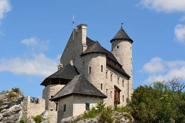 O Castelo Real Bobolice, uma das mais belas fortalezas na trilha Eagles Nests na Polônia . — Fotografia de Stock