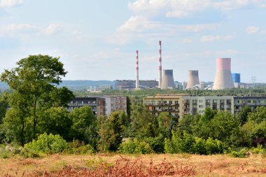 Bedzin peyzaj ile ev ve elektrik santrali, elektrik üretimi. Polonya.