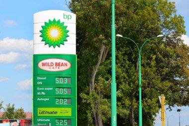 Bedzin, Polonya - 15 Temmuz 2019: Güneşli bir günde Bp benzin istasyonu işareti