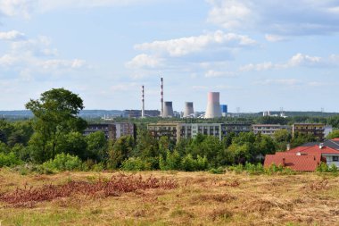 Bedzin peyzaj ile ev ve elektrik santrali, elektrik üretimi. Polonya.