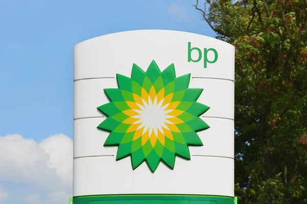 Bedzin, Polen-15 juli 2019: BP tankstation teken in zonnige dag — Stockfoto