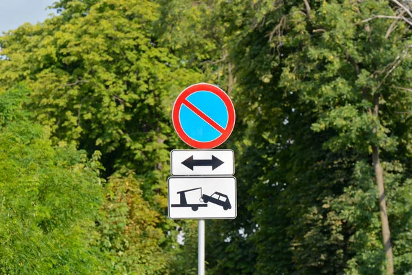 No parking sign. No parking is prohibited along traffic sign beside the road — Stock Photo, Image