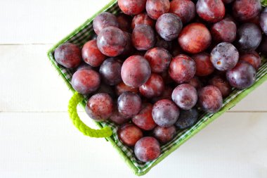 Bahçeden doğal kırmızı mirabelle erik