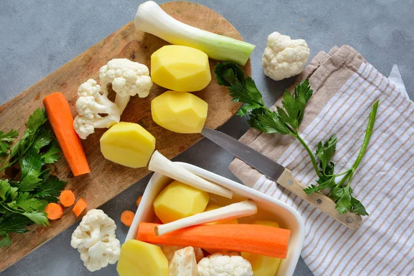 Інгредієнти для супу з цвітної капусти на кухонному столі — стокове фото