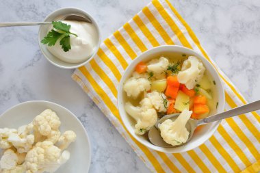 Bir kapta taze sebze ile karnabahar çorbası.