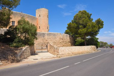 Mallorca, İspanya - 8 Mayıs 2019: Bellver Kalesi (Castell de Bellver), Mayorka Adası'nda Palma'nın merkezine yakın gotik tarzda bir kale, Balear Adaları, İspanya.